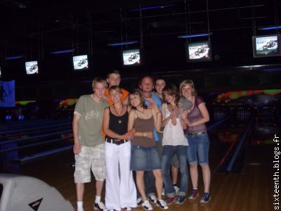 petite photo de groupe au bowling